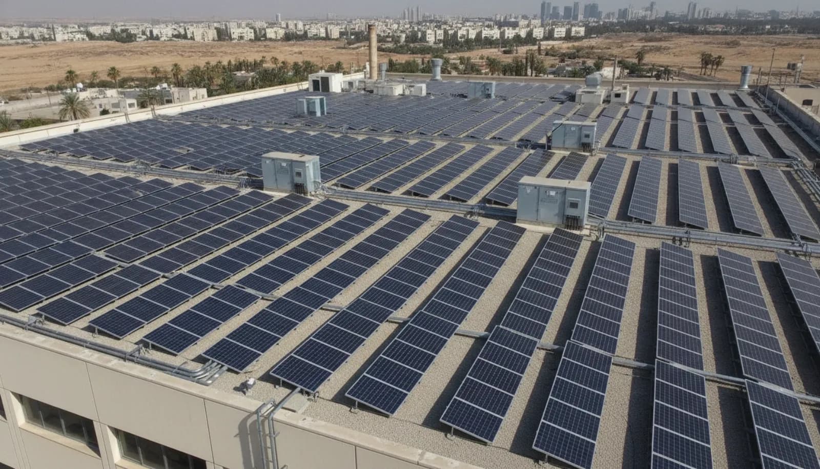 מערכת פאנלים סולאריים על גג מבנה תעשייתי